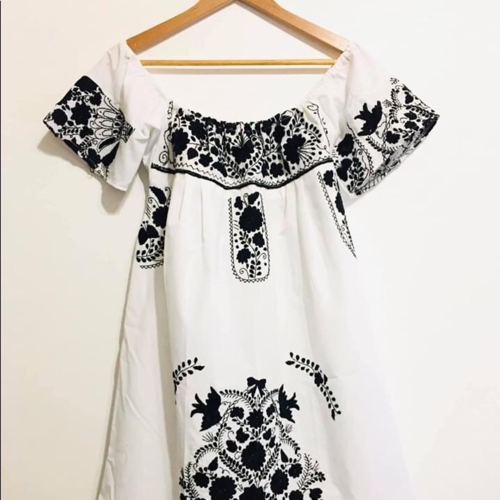 Off shoulder Mexican dress Sleeves with embroidery